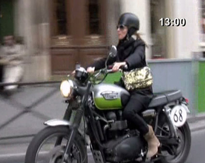 Elsa Pataky en moto por Paris